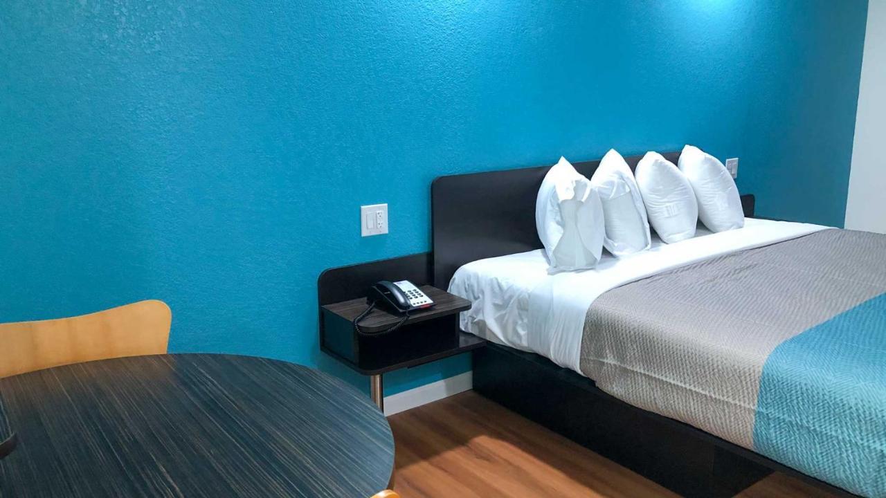 6-temple, Tx Hotel 2*