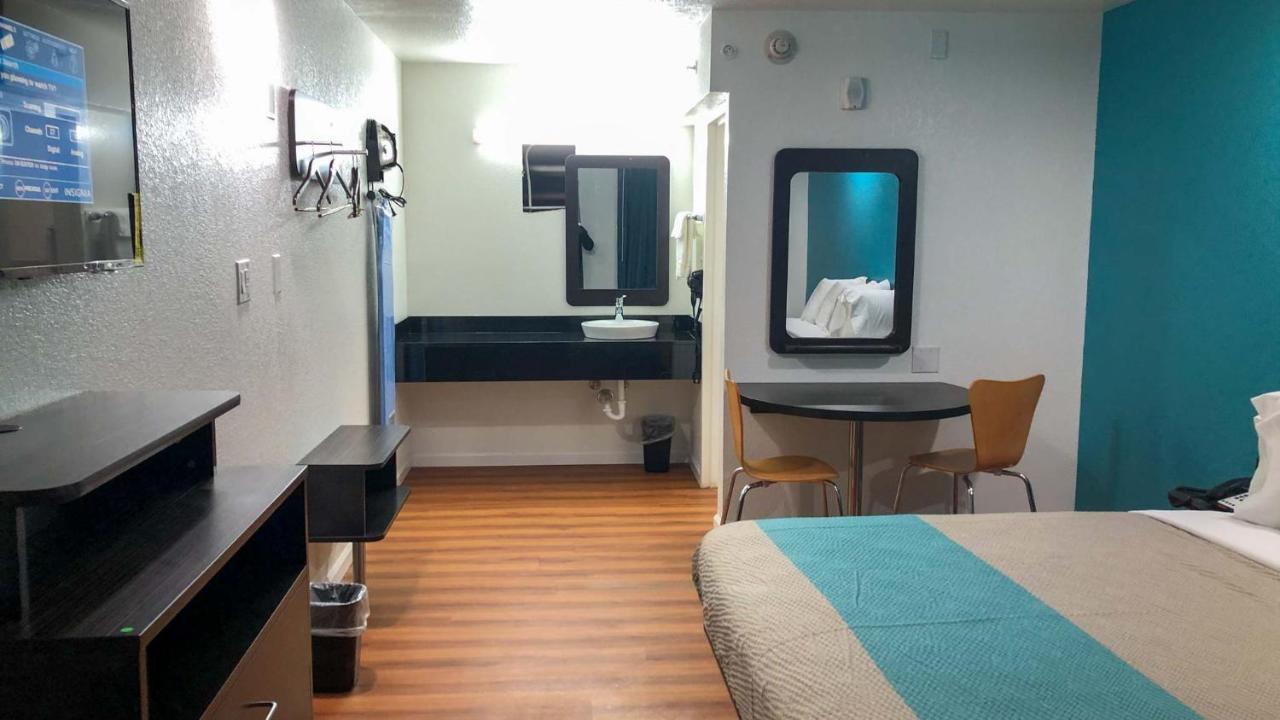 Hotel 6-temple, Tx 2*