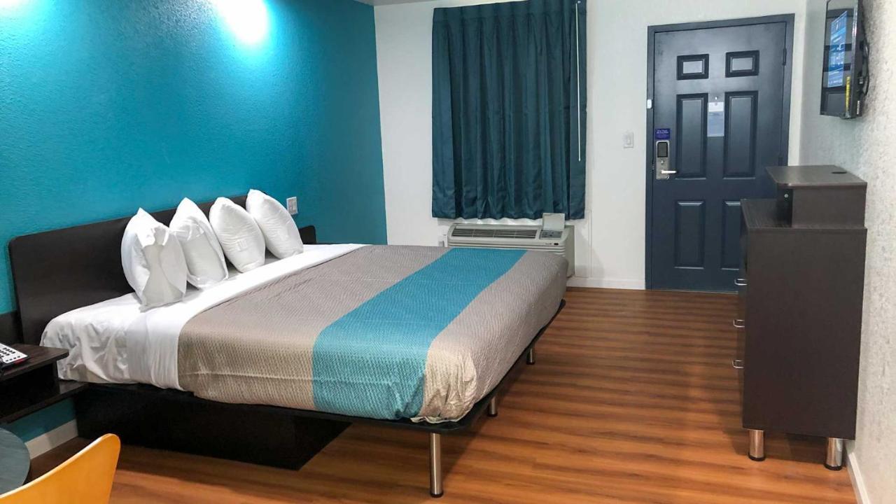 Hotel 6-temple, Tx 2*