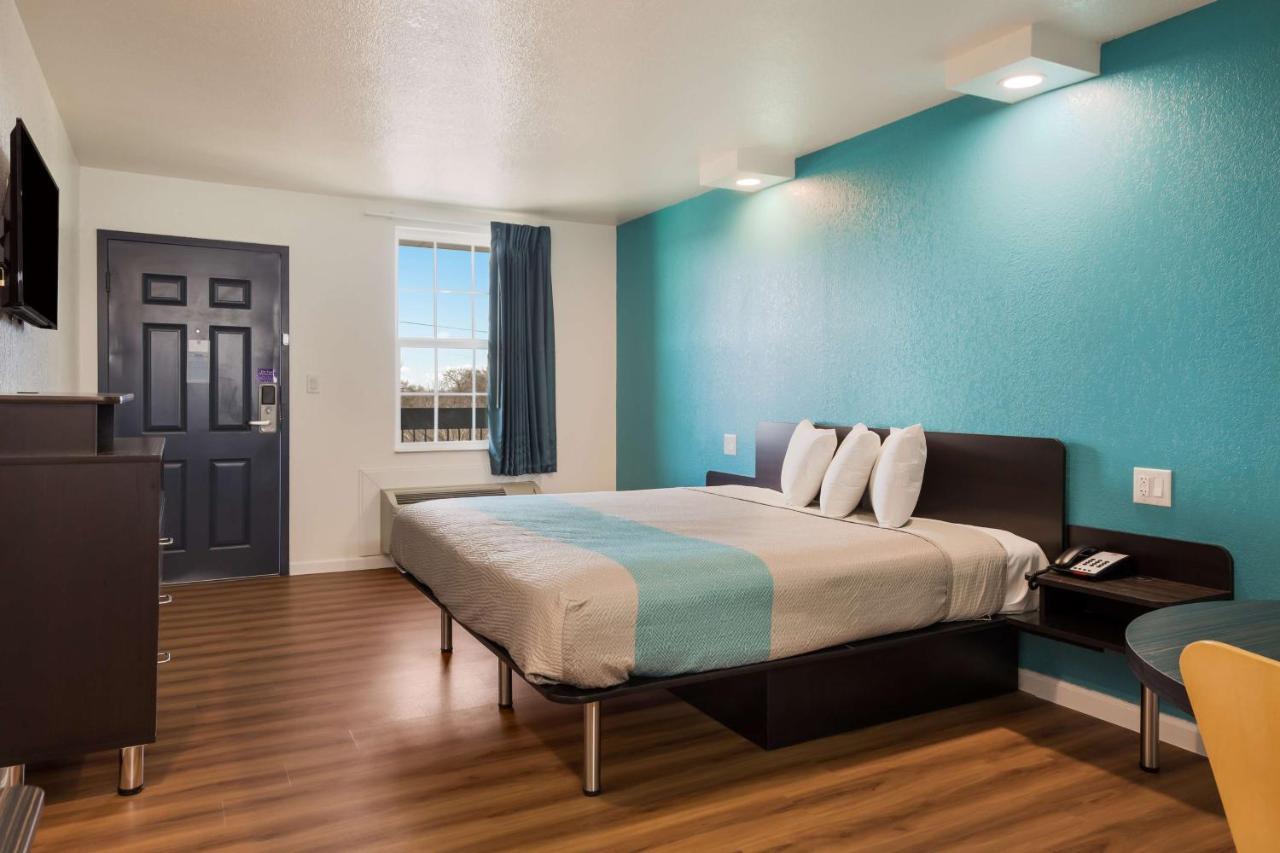 6-temple, Tx Hotel